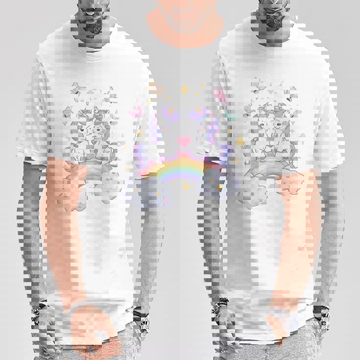 キッズ ユニコーンバタフライは、女の子向けの心と虹のアートを備えています Tシャツ 面白い贈り物