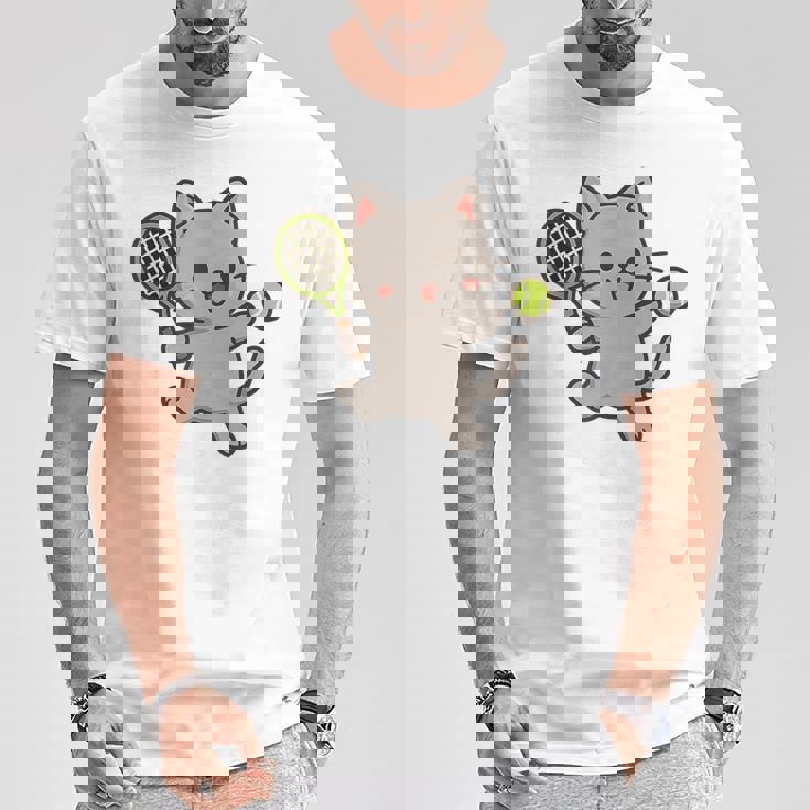 テニスをする猫。かわいいスポーツ猫。 Tシャツ 面白い贈り物