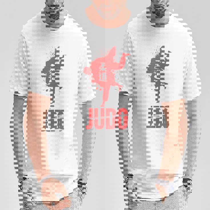 柔道着のクールな柔道tシャツ。 Tシャツ 面白い贈り物