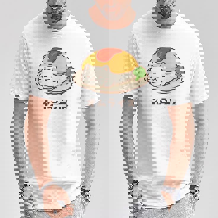 白猫×オムライスのゆるかわイラスト 猫好き・ごはん好き向け おもしろ ネタ系 癒しデザイン Tシャツ 面白い贈り物