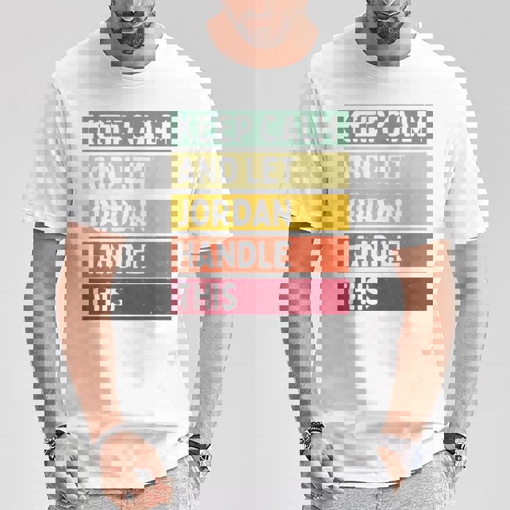 落ち着いて、ジョーダンにこの面白いレトロな引用を任せてください Tシャツ 面白い贈り物