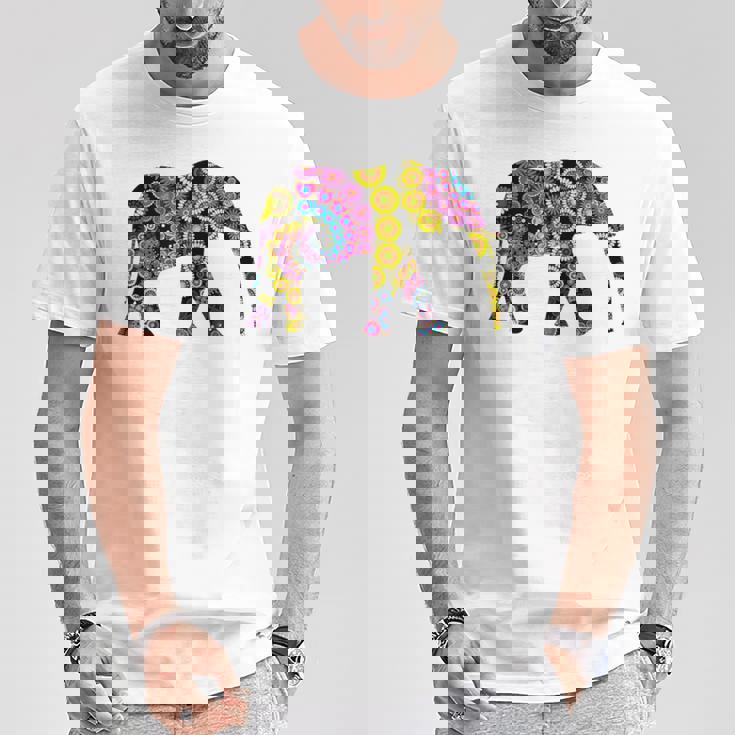 象のシルエット、かわいいボヘミアンデザイン。 Tシャツ 面白い贈り物