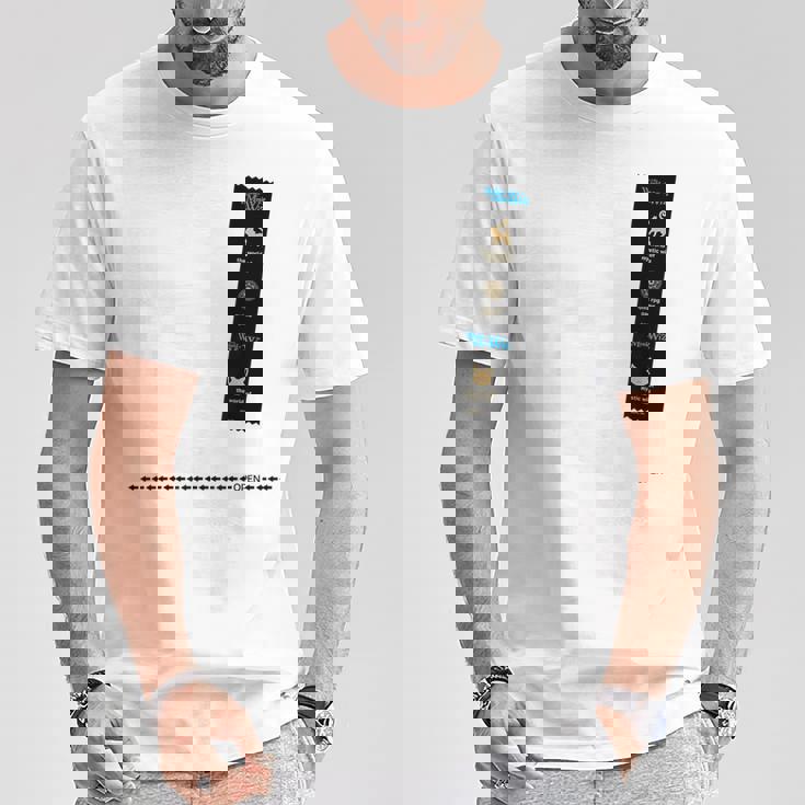 黒猫のウィズ 段ボールとウィズ C Tシャツ 面白い贈り物