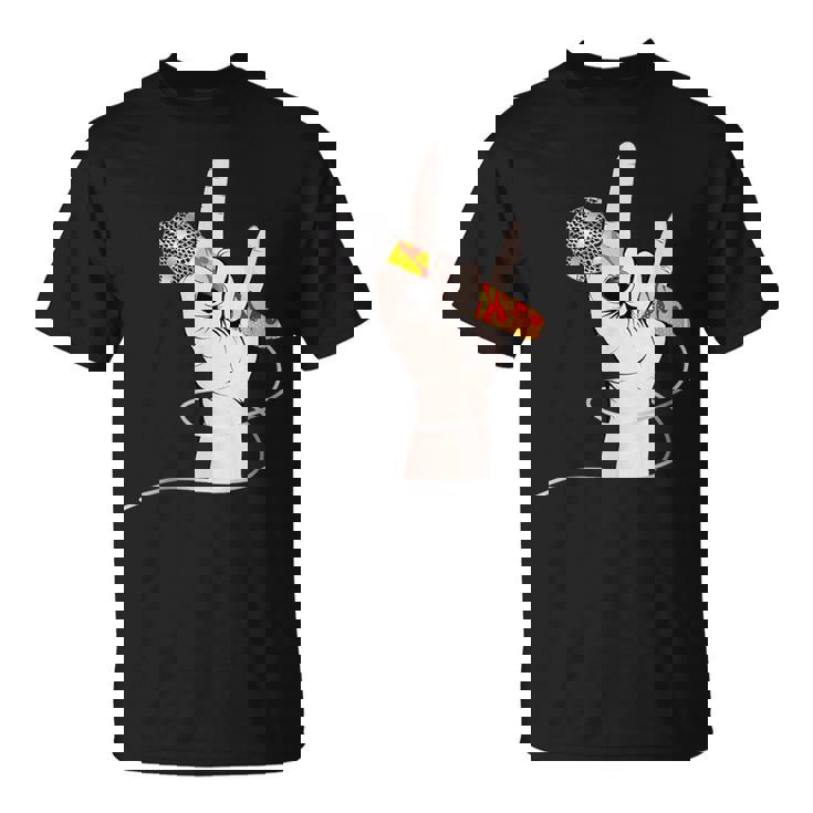 ボーカルマイクを持つロックシンガーの手 Tシャツ