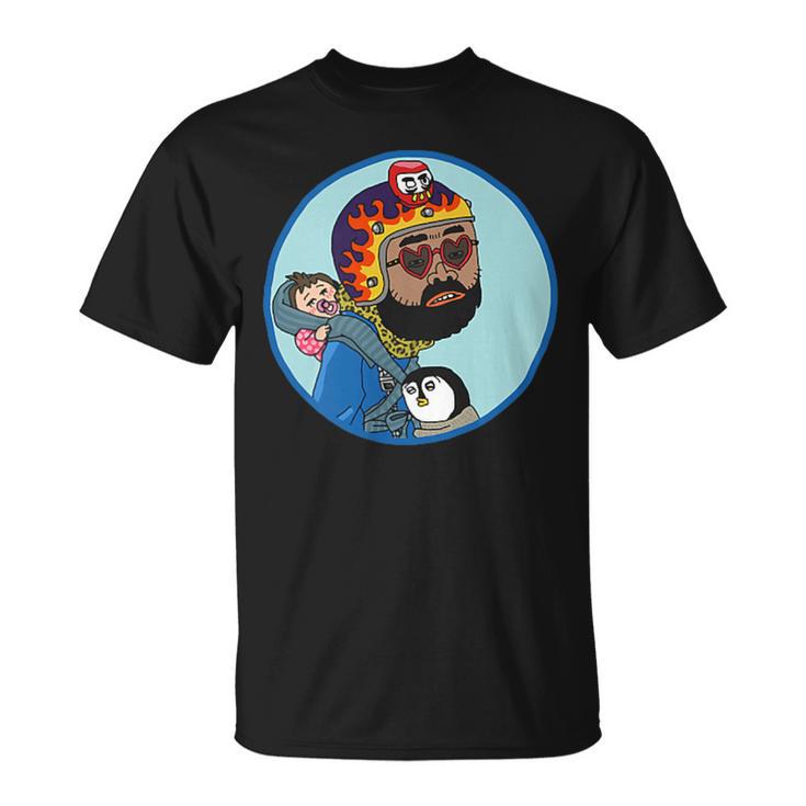 赤ちゃんをおんぶしたファンキー男 ハート型のサングラス ミニダルマ ヒゲ ファイヤーパターンのヘルメット Tシャツ