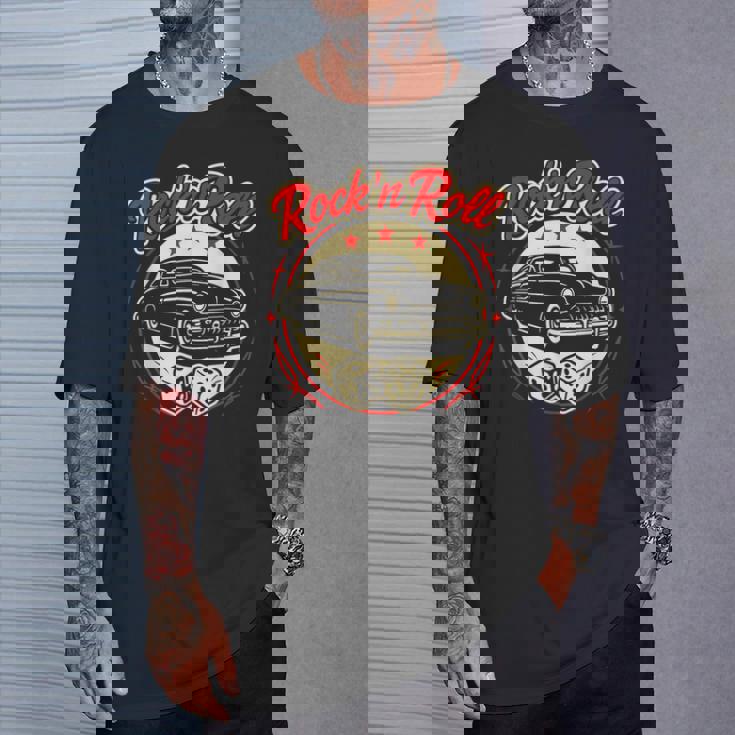 1950年代ロックンロールクラシックカーとサイコロロカビリー Tシャツ 彼への贈り物