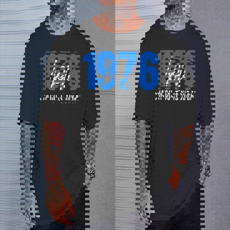 1976 誕生日 五十路祝い 50歳 大人の節目 クールでシンプルな数字デザイン Tシャツ 彼への贈り物