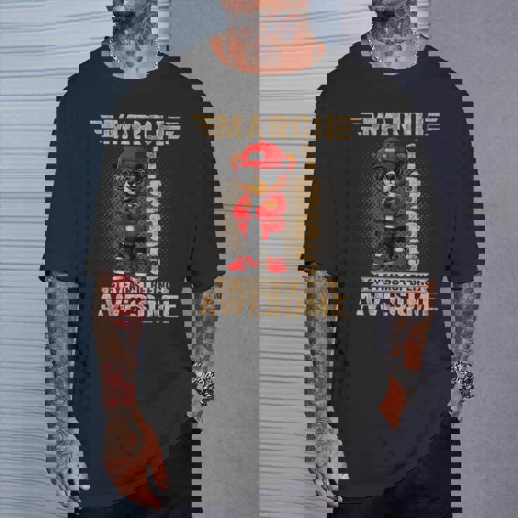 3月 61歳の誕生日 男性 女性 1965年 素晴らしいテディベア Tシャツ 彼への贈り物