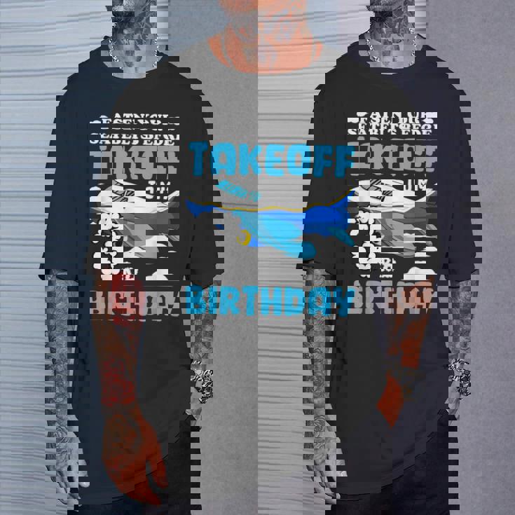 3歳の誕生日飛行機 パイロット固定シートベルト離陸飛行機 Tシャツ 彼への贈り物