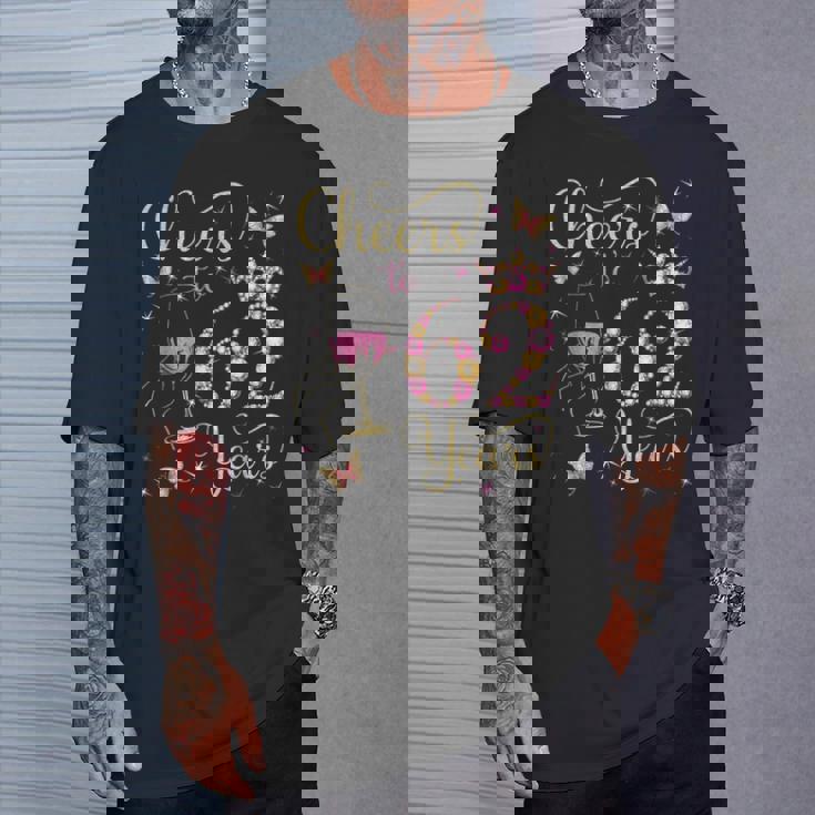 62歳、62歳の女王の誕生日、62歳の誕生日に乾杯。 Tシャツ 彼への贈り物