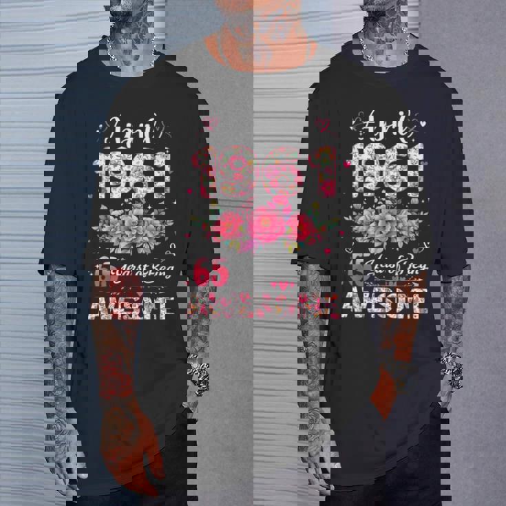 65歳 1961年4月 花柄 65歳 誕生日 男性 女性 Tシャツ 彼への贈り物