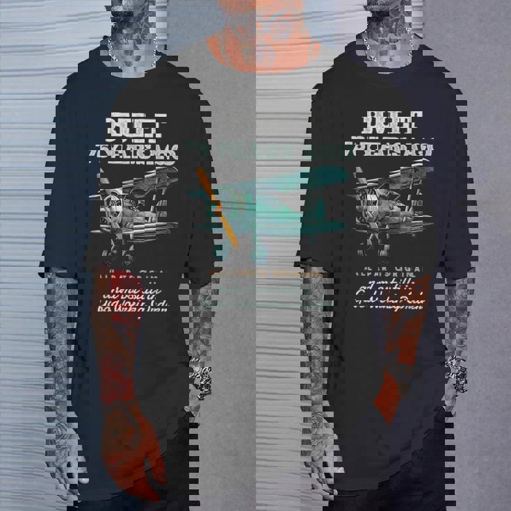 76年前に建てられた古いヴィンテージ飛行機76歳の誕生日男性。 Tシャツ 彼への贈り物