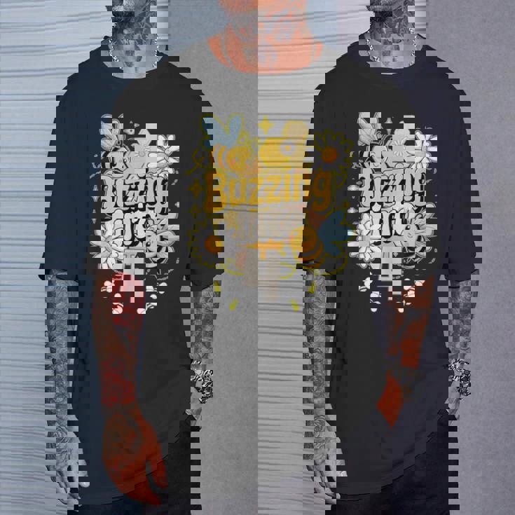 Buzzing Into 4 かわいい蜂 4歳の誕生日パーティーデザイン Tシャツ 彼への贈り物