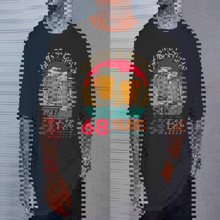 Cheers & Beers To 68 Years 68 Birthday 68Th Bday Men Tシャツ 彼への贈り物