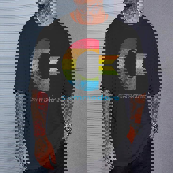 Commodore C64 大文字レインボーカラーストライプ効果 Tシャツ 彼への贈り物