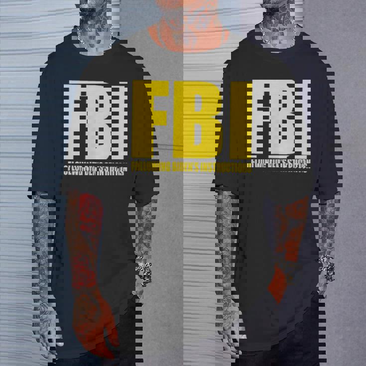 Fbi Bidenの指示に従うアパレル 面白い 男性 女性 Tシャツ 彼への贈り物