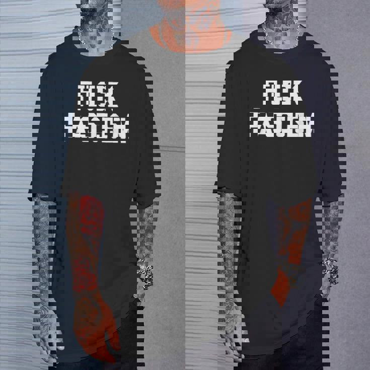 Fuck Fascism 面白い 言って クール ノベルティ 政治 Tシャツ 彼への贈り物