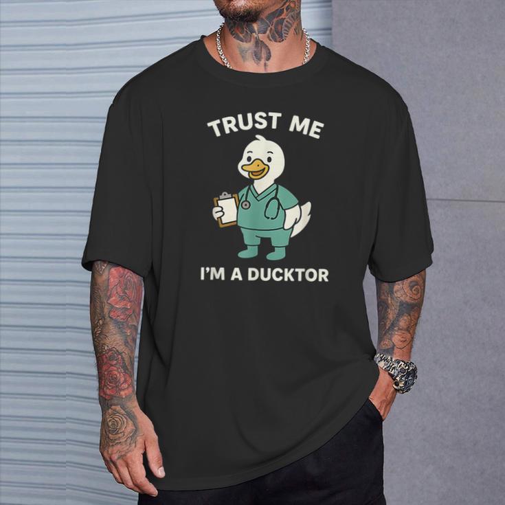 Trust Me I'm A Ducktor メディカルしゃれクワック ダックドクター Tシャツ 彼への贈り物