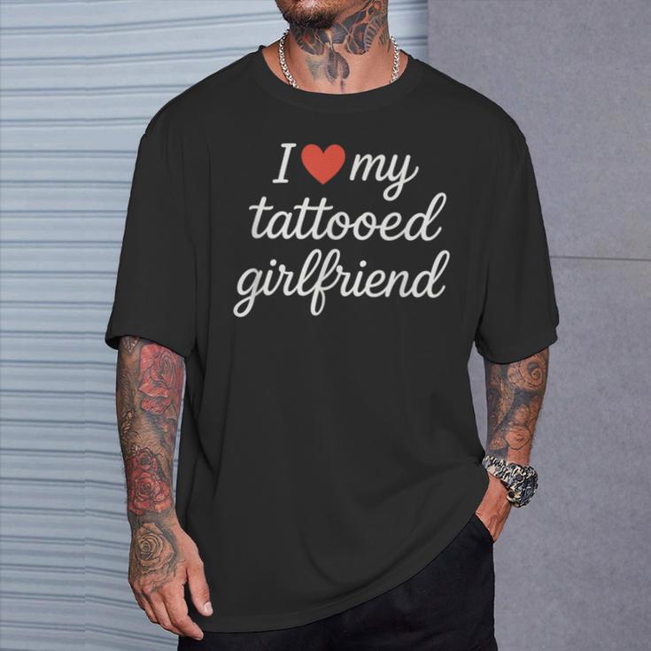 I Heart My Tattooed Girlfriend かわいいレッドハートデザイン Tシャツ 彼への贈り物