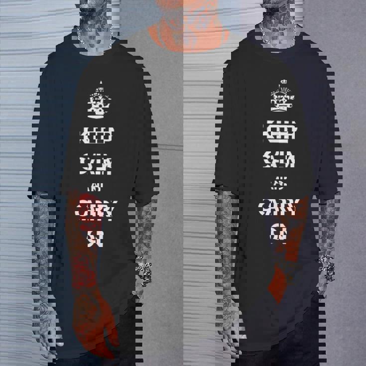 Keep Calm And Carry On モチベーションを高める引用句 Tシャツ 彼への贈り物