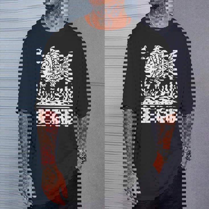 Be Kind Fish 学校教師の初日おめでとう Tシャツ 彼への贈り物