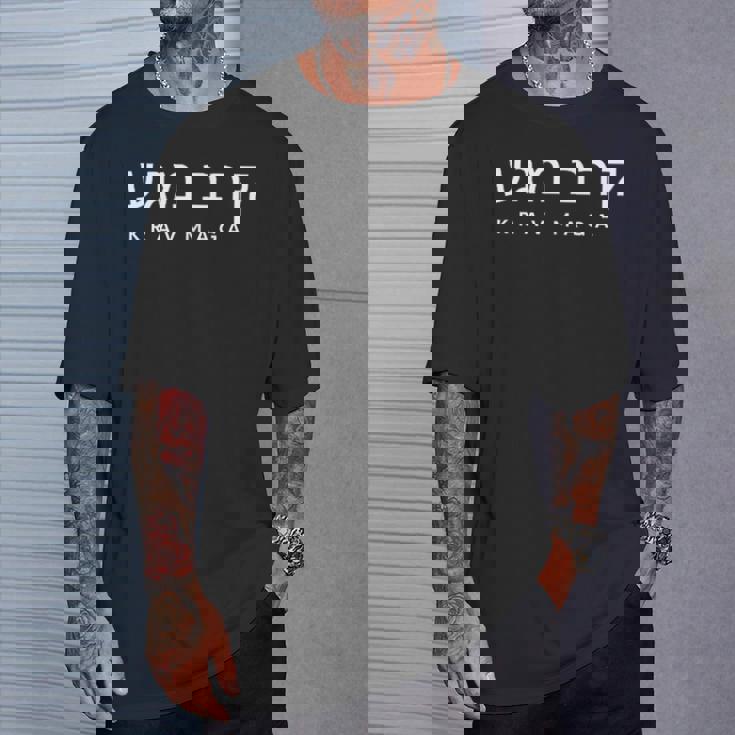 Krav Maga 自衛隊 ヘブライ語タイポグラフィ 左胸プリント Tシャツ 彼への贈り物