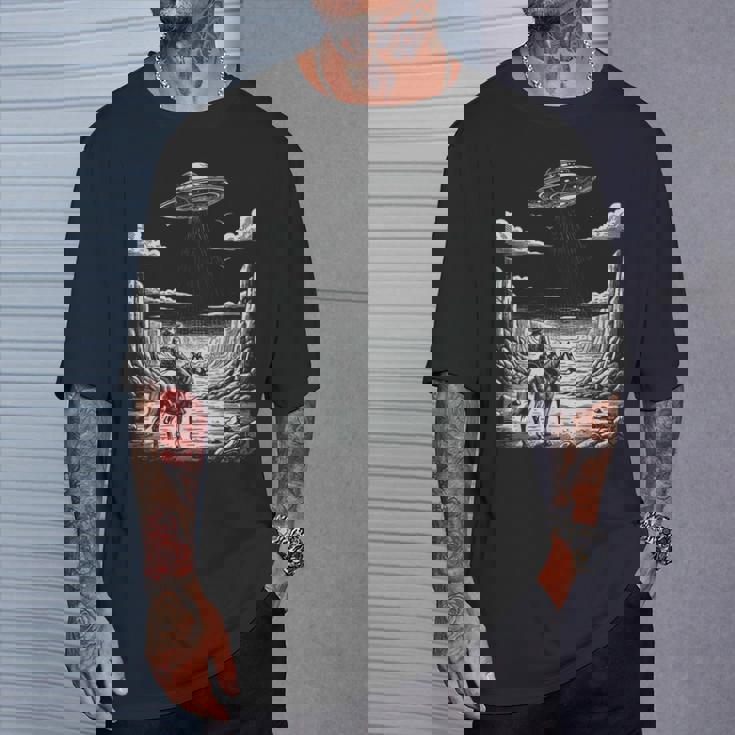 Lone Cowboy Watching Ufo 空飛ぶ円盤 キャニオン Tシャツ 彼への贈り物