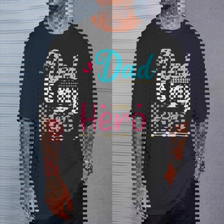 My Dad Is My Hero ギフト 父の日 クール キッズ シャツ メンズ レディース Tシャツ 彼への贈り物