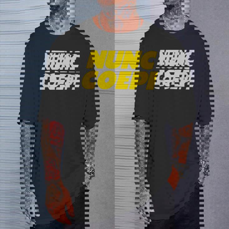 Nunc Coepi Now I Begin Tシャツ 彼への贈り物