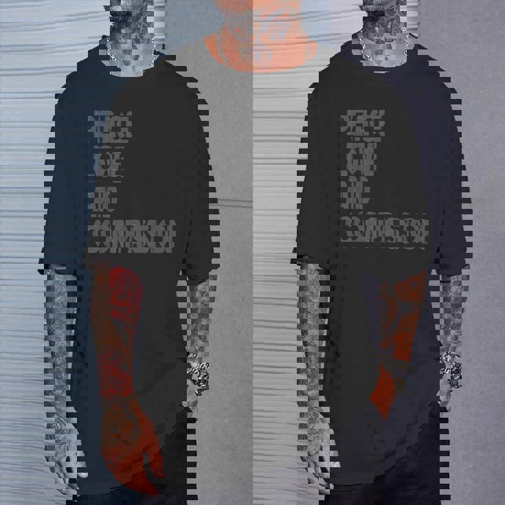 Peace Love And Compassion シャツ インスピレーションを与える引用 レトロ Tシャツ 彼への贈り物