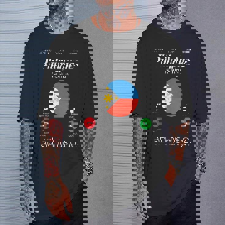 Philippines Is Calling And I Must Go フィリピン国旗シャツ Tシャツ 彼への贈り物