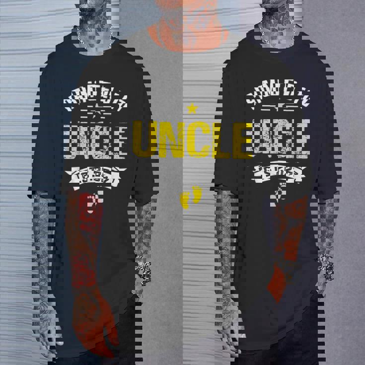 メンズ Promoted To Uncle Est 2027Oon To Be Dad Tシャツ 彼への贈り物