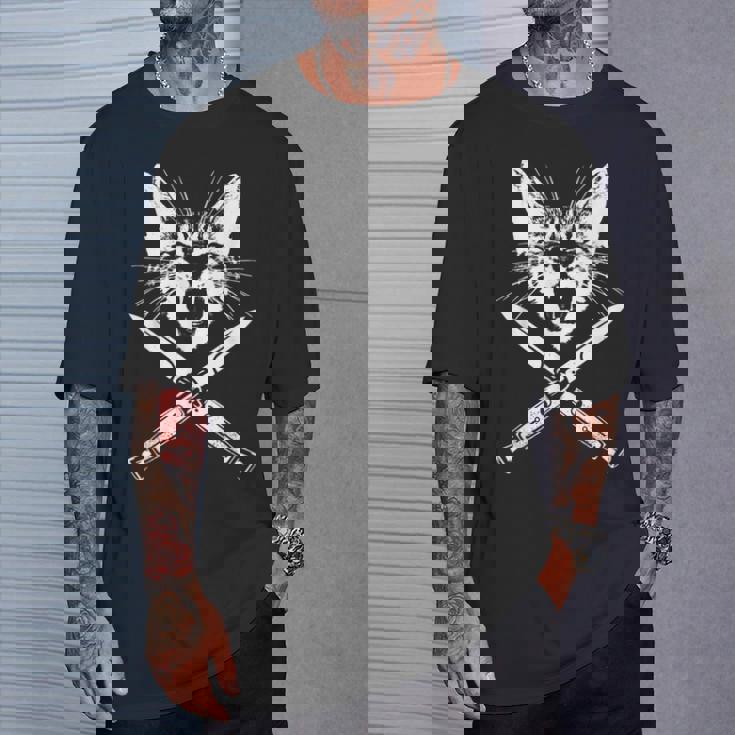 Hissing Cat With Crossedwitchblade Knives Kitten Claws Tシャツ 彼への贈り物