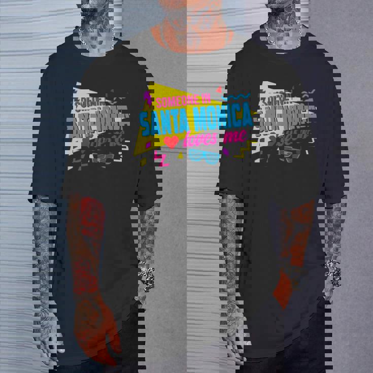 Someone Inanta Monica Loves Me 80S サンタモニカの誰かが私に80年代を愛しています 長袖tシャツ Tシャツ 彼への贈り物