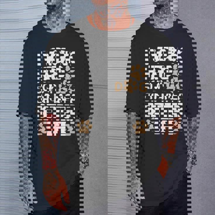 I Work Hardo My Dog Can Have A Better Life おかしな犬の飼い主 Tシャツ 彼への贈り物