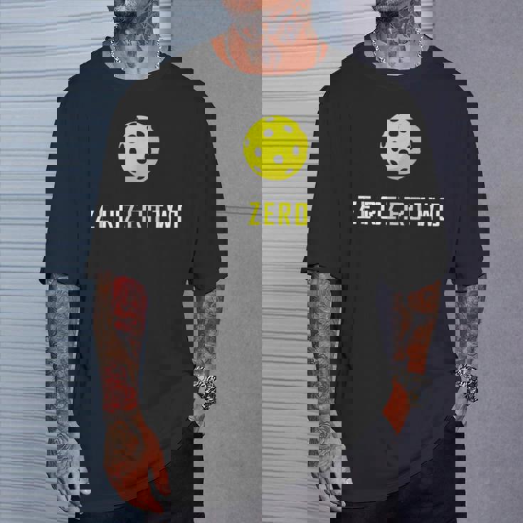 Zero Zero Two 、面白いピックルボール退職ギフト Tシャツ 彼への贈り物