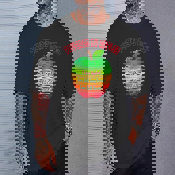 「Powered By Apples（リンゴの力）」リンゴ スライス 充電 バッテリー 残量 おもしろみ 可愛い Tシャツ 彼への贈り物