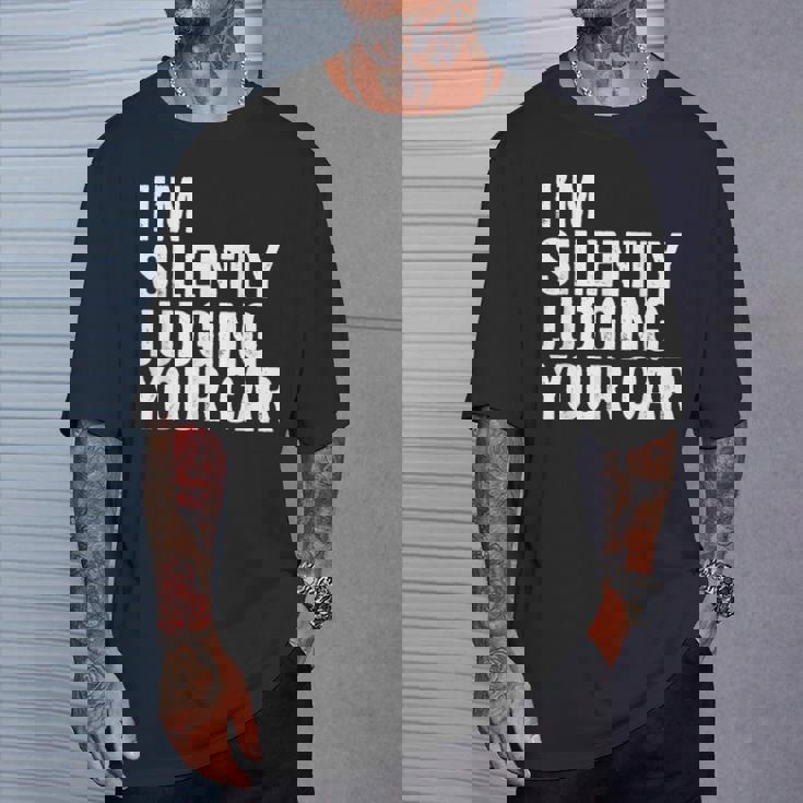 あなたの車を黙って判断してる面白いドライバーの名言 Tシャツ 彼への贈り物