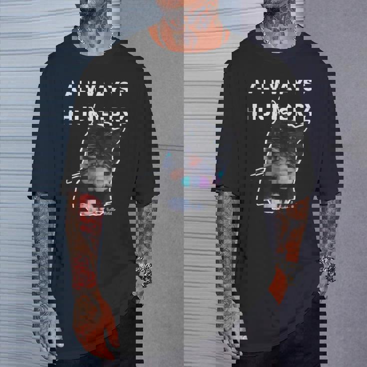 いつも空腹の猫 – 面白い食べ物好きデザイン Tシャツ 彼への贈り物