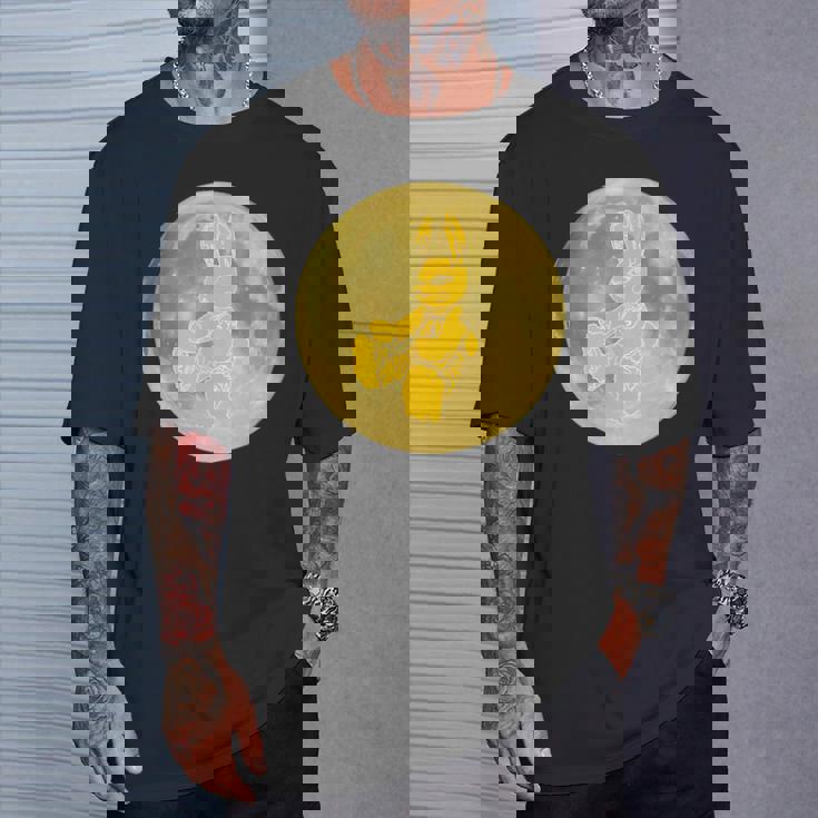 うさぎ星人 On The Yellow Moon Tシャツ 彼への贈り物