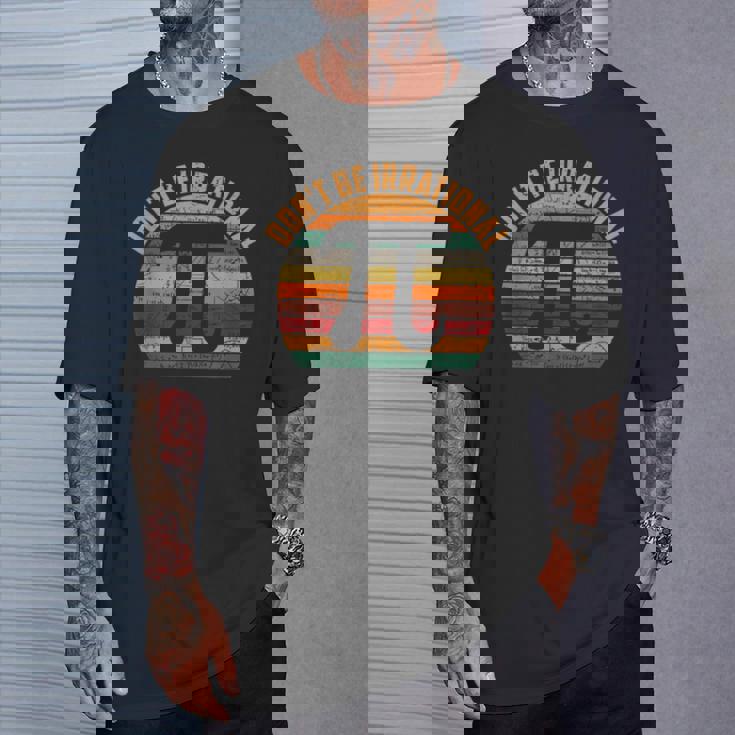 おかしな円周率デー 不合理になるな 円周率デーを祝おう 3月14日 Tシャツ 彼への贈り物