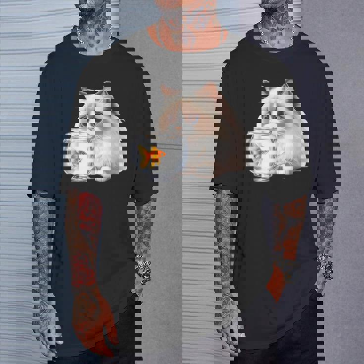 おさるのラグドール 猫と金魚 Tシャツ 彼への贈り物