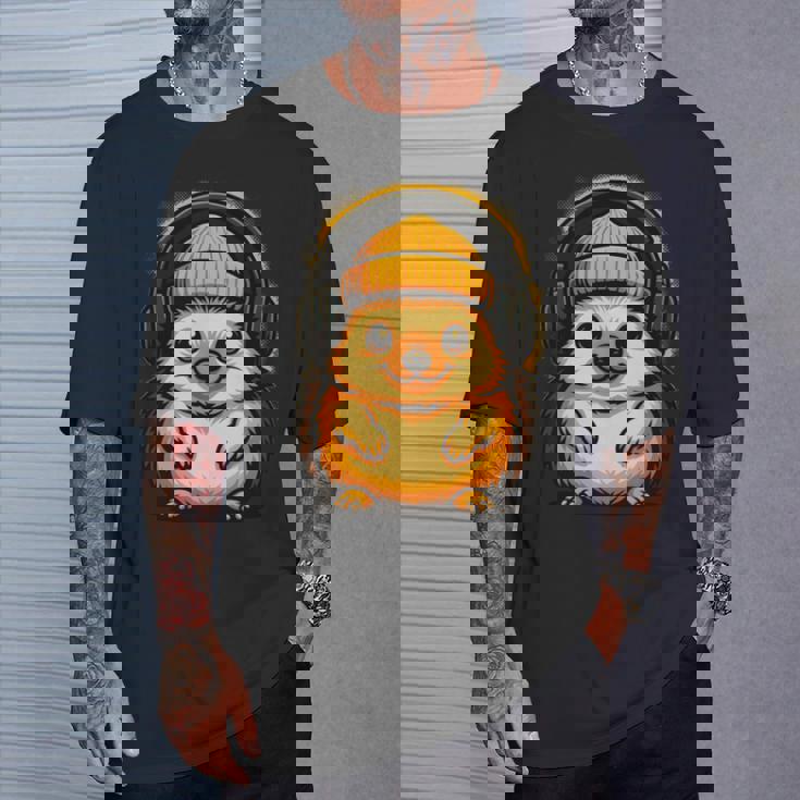 かわいいハリネズミ、ビーニーとヘッドフォン、居心地の良い音楽愛好家。 長袖tシャツ Tシャツ 彼への贈り物