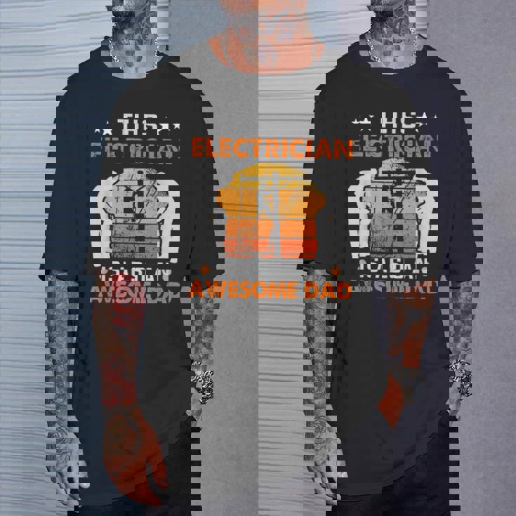 メンズ この電気屋さんは、すごいお父さん電気屋さんでもあります Tシャツ 彼への贈り物