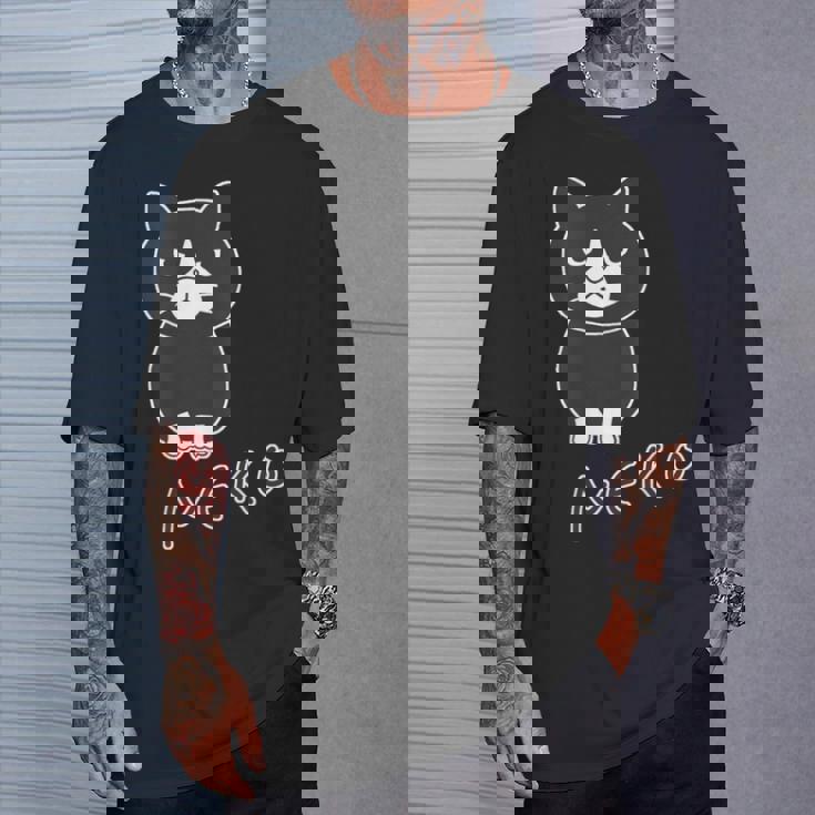 ねこさん『おすわり』ハチワレ Neko【どうぶつフレンズ】フキゲンネコ 猫 動物 イラスト Tシャツ 彼への贈り物