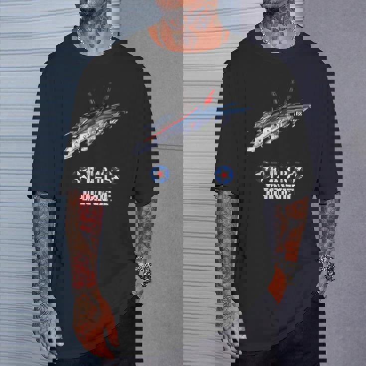 アメリカのf-18ホーネット戦闘機 Tシャツ 彼への贈り物