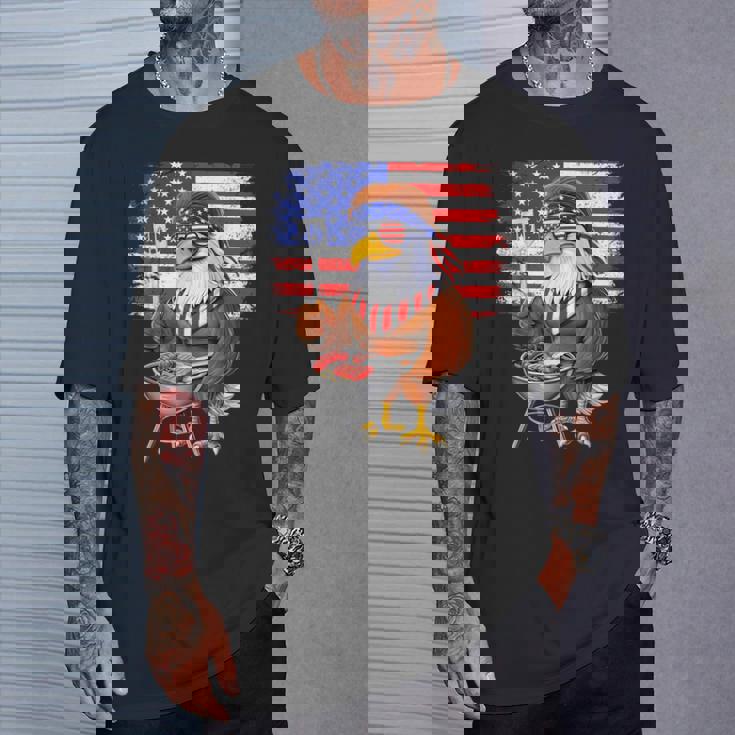 アメリカの白頭鷲、アメリカ国旗、バーベキュー、肉のグリル、愛国心、独立記念日、愛国心、誇り高きアメリカ人 Tシャツ 彼への贈り物