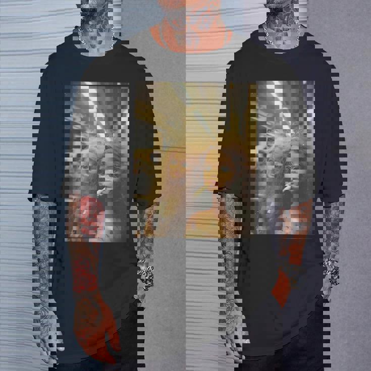 アンティーク調のドールフェイスミーム Tシャツ 彼への贈り物