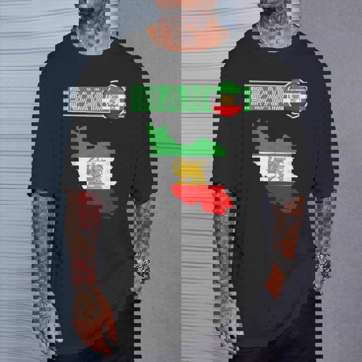 イランライオン太陽旗、イラン地図、イラン、イランの旗、イランの旗。 Tシャツ 彼への贈り物