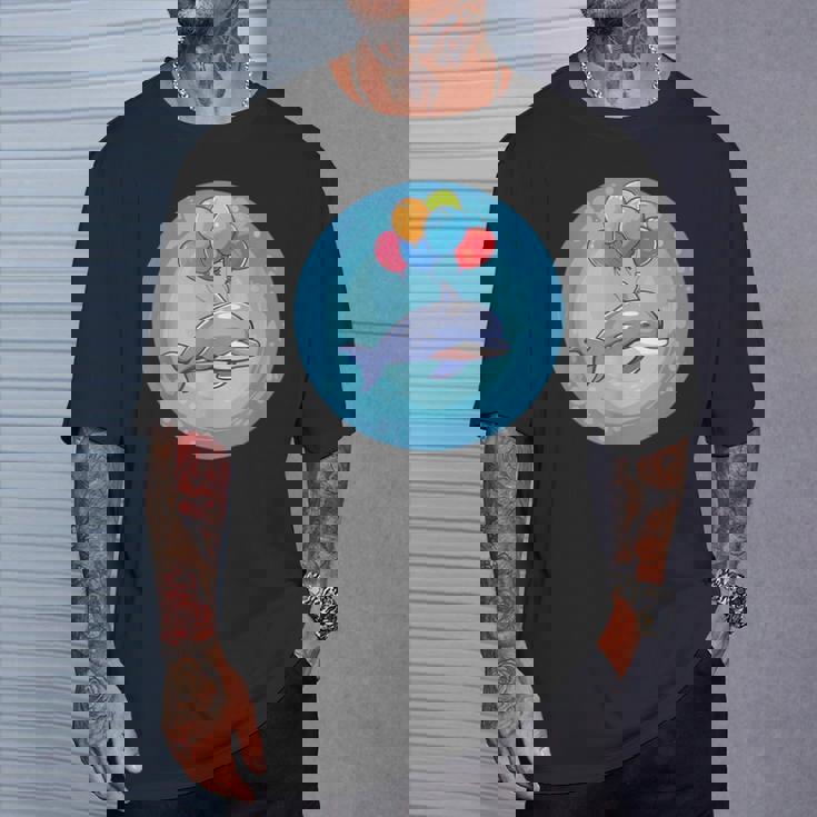 イルカと風船のコスチュームで一日を明るくしましょう。 Tシャツ 彼への贈り物